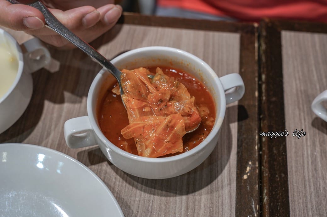 台北饗犇牛排館｜洛基飯店南京館二樓，只要339起就吃得到品質很好的牛排、披薩、熟食、沙拉吃到飽