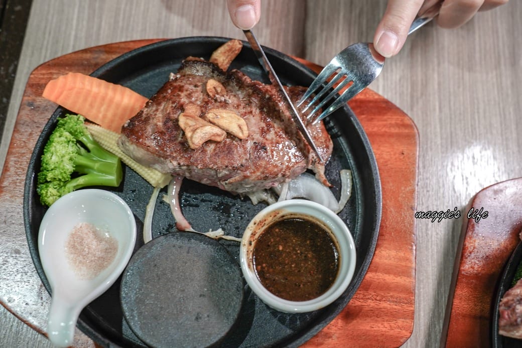 台北饗犇牛排館｜洛基飯店南京館二樓，只要339起就吃得到品質很好的牛排、披薩、熟食、沙拉吃到飽