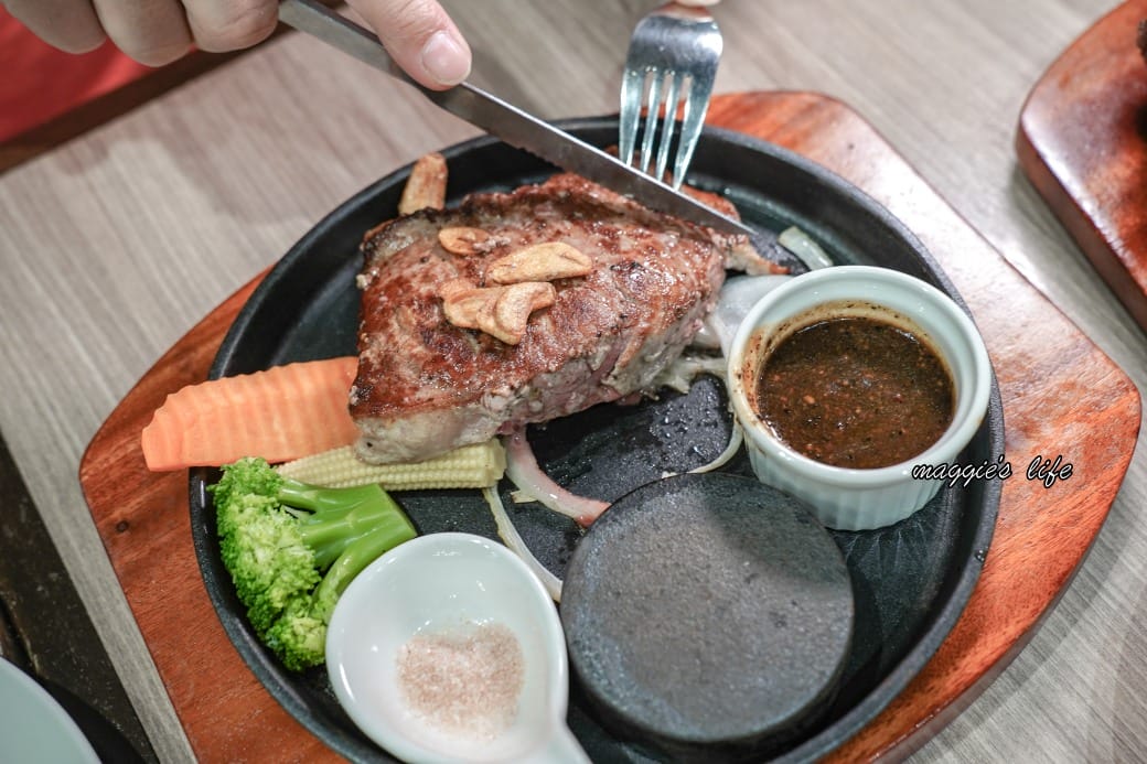 台北饗犇牛排館｜洛基飯店南京館二樓，只要339起就吃得到品質很好的牛排、披薩、熟食、沙拉吃到飽