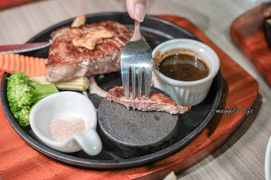 台北饗犇牛排館｜洛基飯店南京館二樓，只要339起就吃得到品質很好的牛排、披薩、熟食、沙拉吃到飽