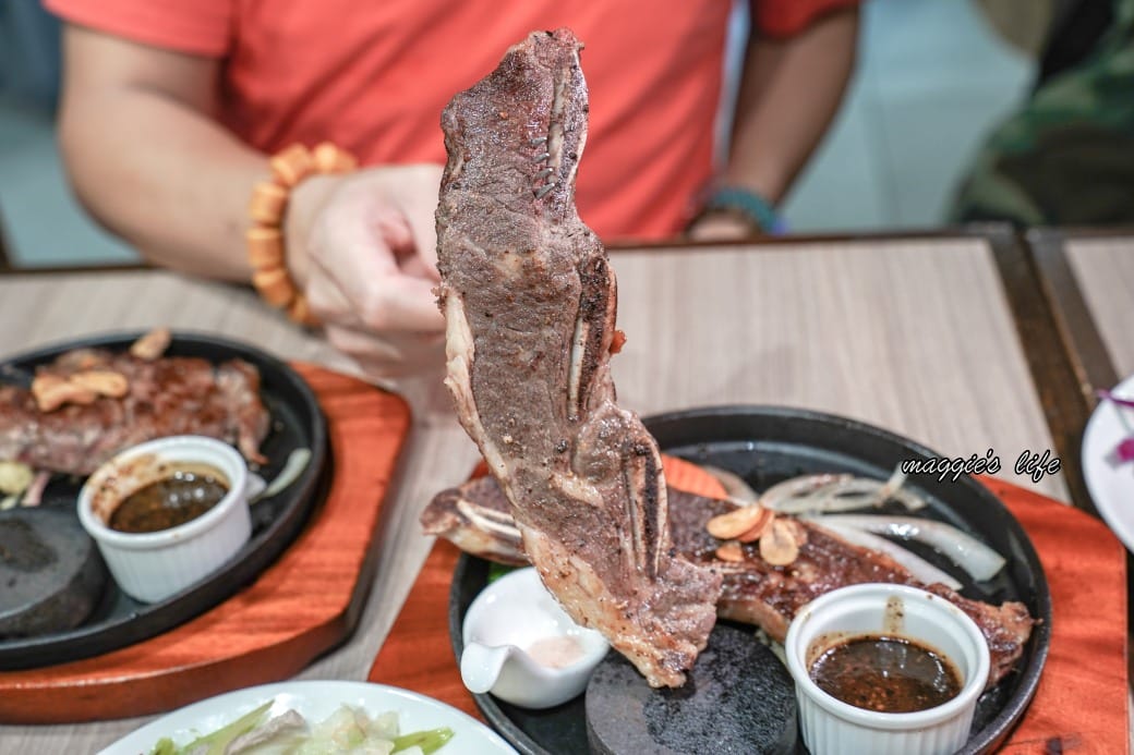 台北饗犇牛排館｜洛基飯店南京館二樓，只要339起就吃得到品質很好的牛排、披薩、熟食、沙拉吃到飽
