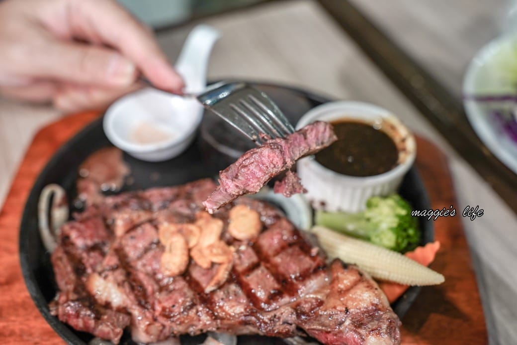 台北饗犇牛排館｜洛基飯店南京館二樓，只要339起就吃得到品質很好的牛排、披薩、熟食、沙拉吃到飽