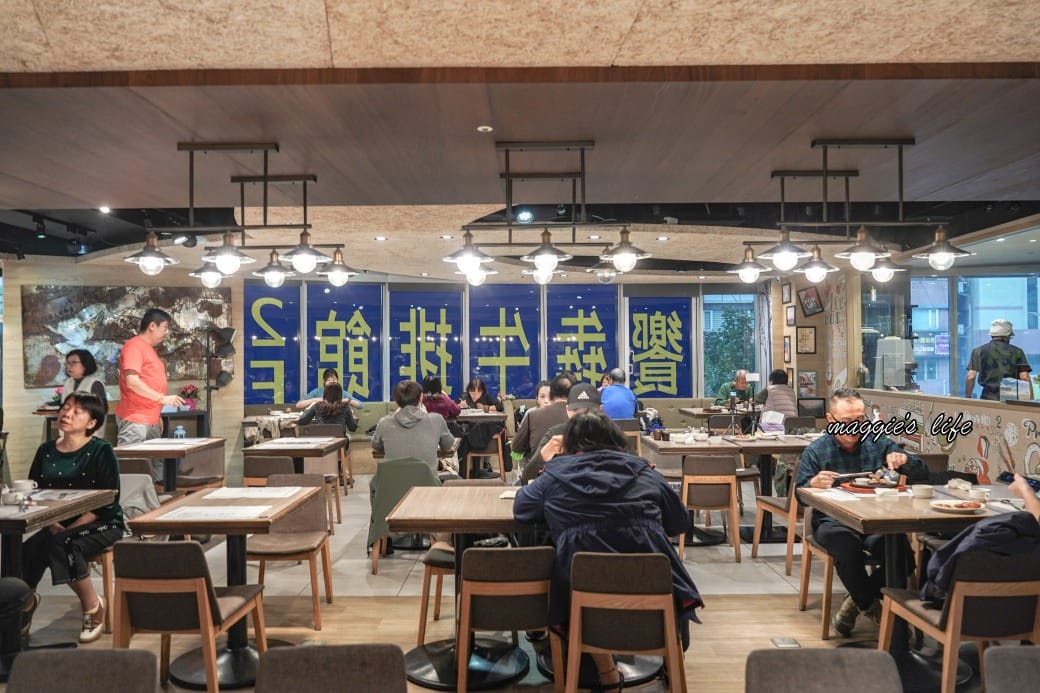 台北饗犇牛排館｜洛基飯店南京館二樓，只要339起就吃得到品質很好的牛排、披薩、熟食、沙拉吃到飽