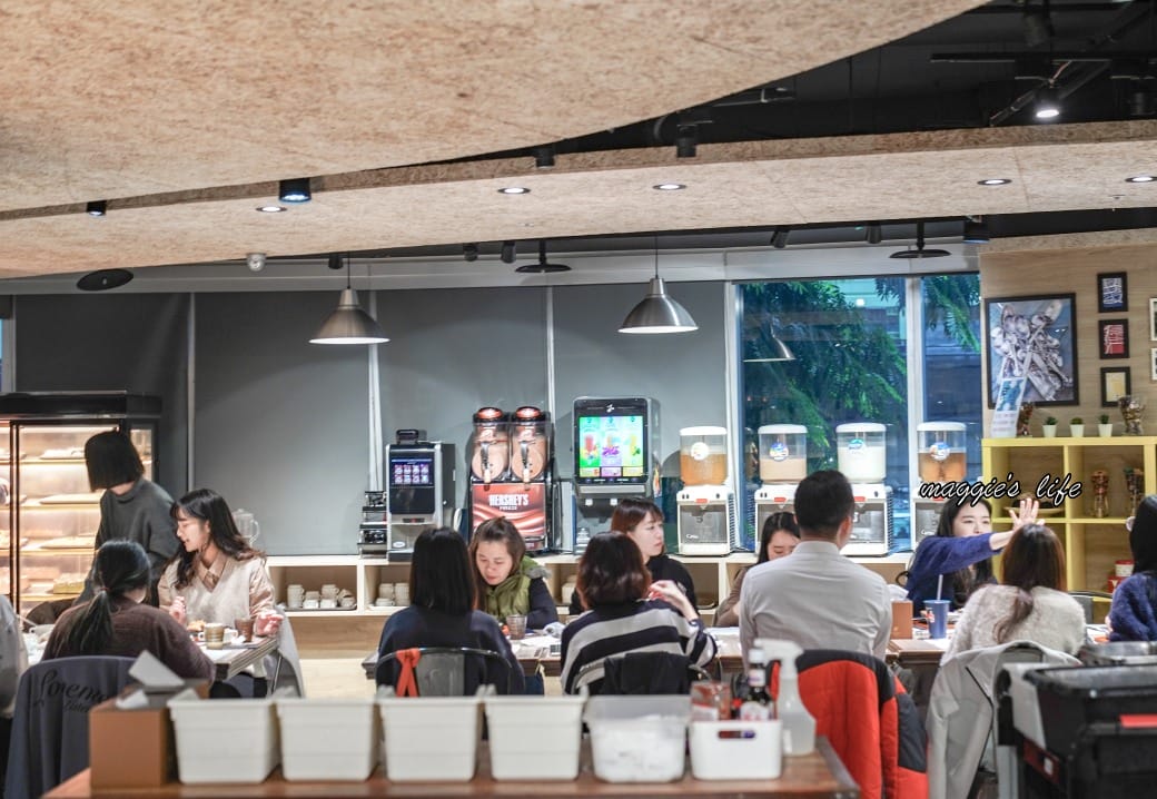 台北饗犇牛排館｜洛基飯店南京館二樓，只要339起就吃得到品質很好的牛排、披薩、熟食、沙拉吃到飽