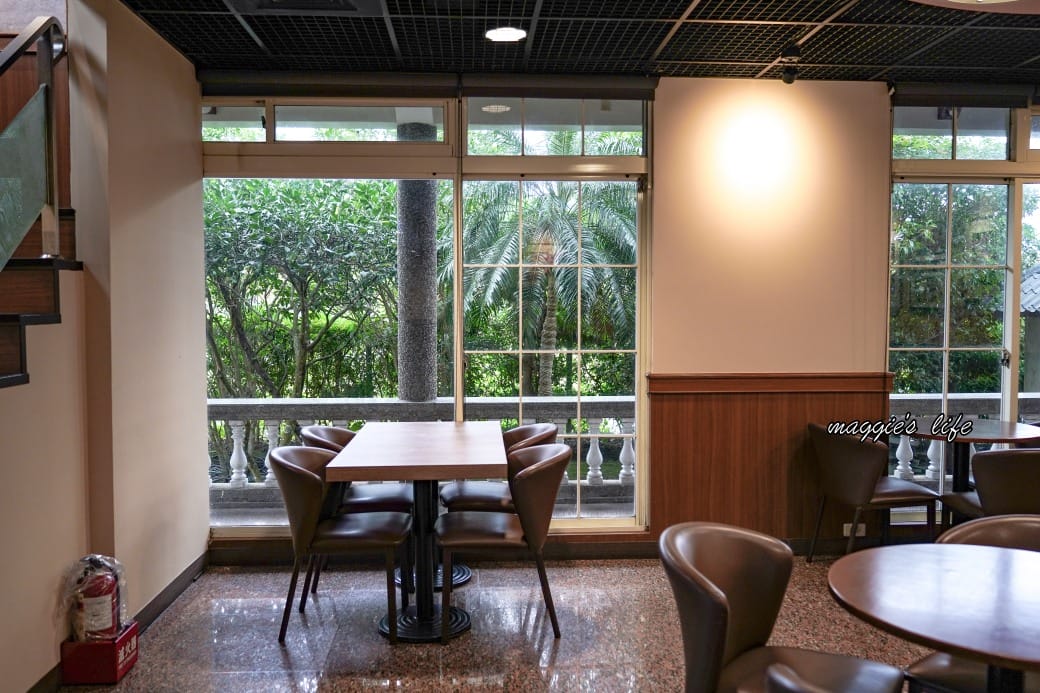 Mr. Brown 伯朗咖啡館礁溪店，森林系歐式莊園大片落地窗還有游泳池，藏在小路之中的世外桃源秘境咖啡廳