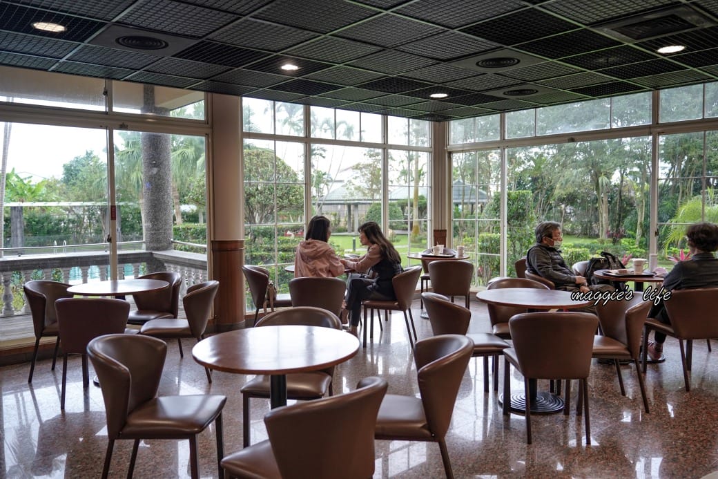 Mr. Brown 伯朗咖啡館礁溪店，森林系歐式莊園大片落地窗還有游泳池，藏在小路之中的世外桃源秘境咖啡廳