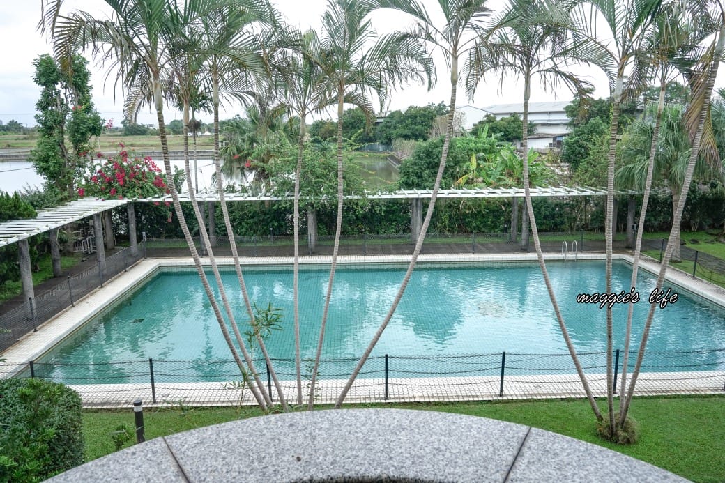 Mr. Brown 伯朗咖啡館礁溪店，森林系歐式莊園大片落地窗還有游泳池，藏在小路之中的世外桃源秘境咖啡廳