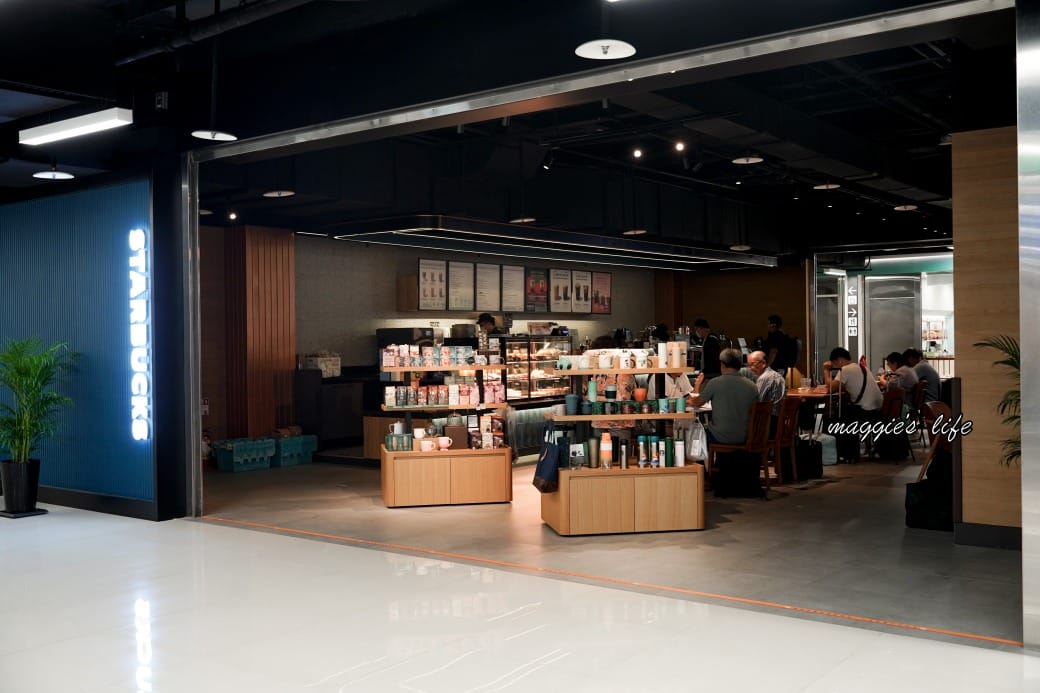 松山機場第二航廈美食商場，看飛機吃美食，還有停機坪可以打卡，不用出國也可以吃美食