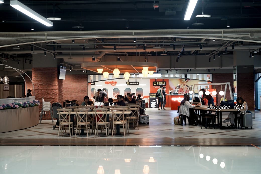 松山機場第二航廈美食商場，看飛機吃美食，還有停機坪可以打卡，不用出國也可以吃美食