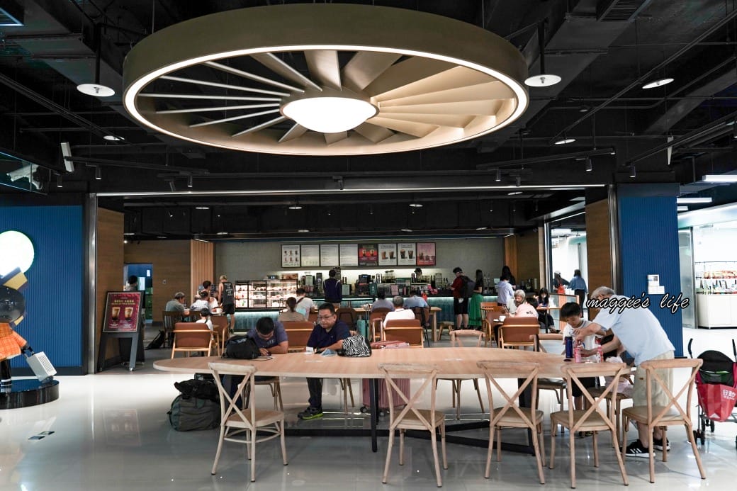 松山機場第二航廈美食商場，看飛機吃美食，還有停機坪可以打卡，不用出國也可以吃美食