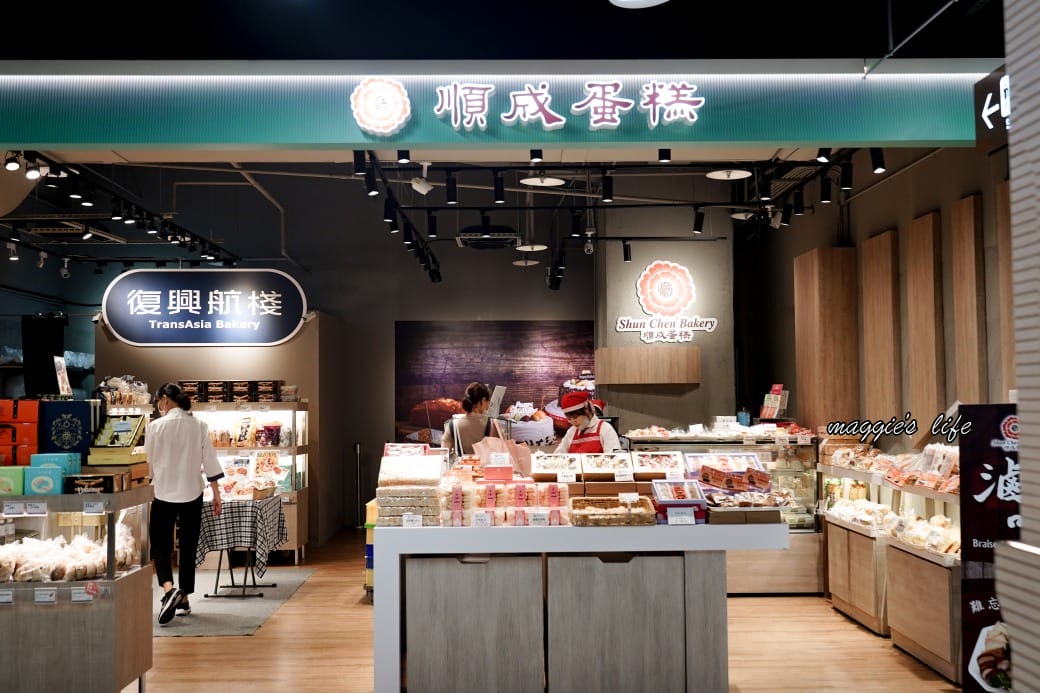 松山機場第二航廈美食商場，看飛機吃美食，還有停機坪可以打卡，不用出國也可以吃美食