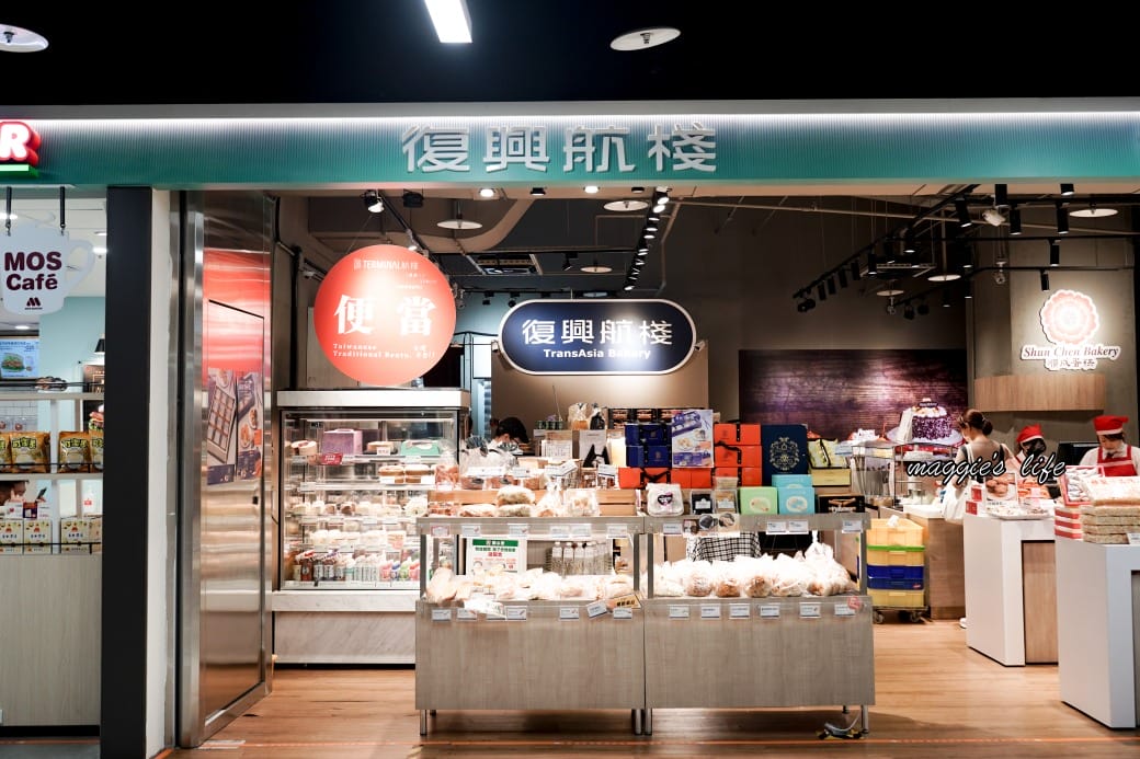 松山機場第二航廈美食商場，看飛機吃美食，還有停機坪可以打卡，不用出國也可以吃美食