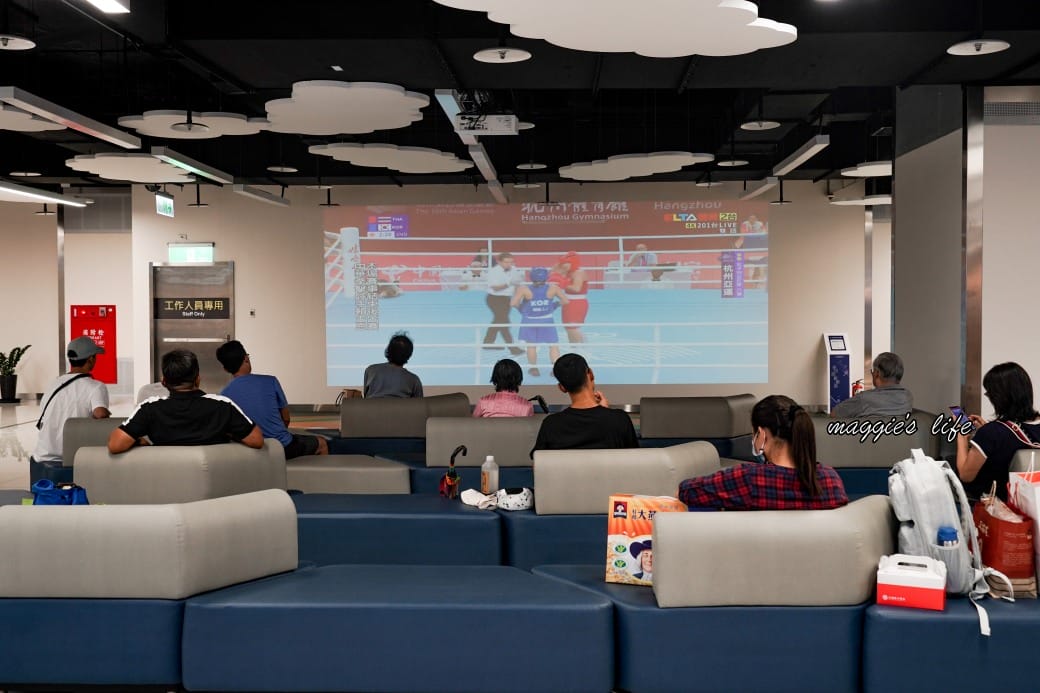 松山機場第二航廈美食商場，看飛機吃美食，還有停機坪可以打卡，不用出國也可以吃美食