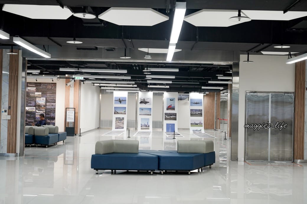 松山機場第二航廈美食商場，看飛機吃美食，還有停機坪可以打卡，不用出國也可以吃美食