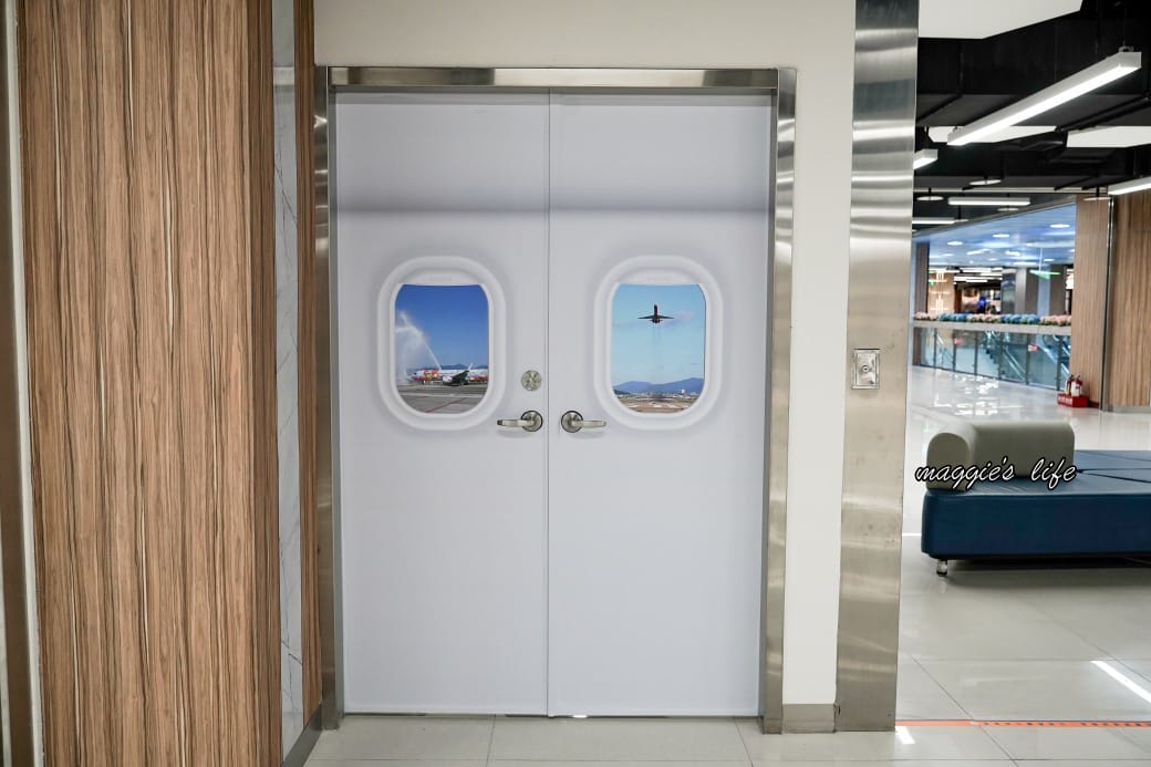 松山機場第二航廈美食商場，看飛機吃美食，還有停機坪可以打卡，不用出國也可以吃美食