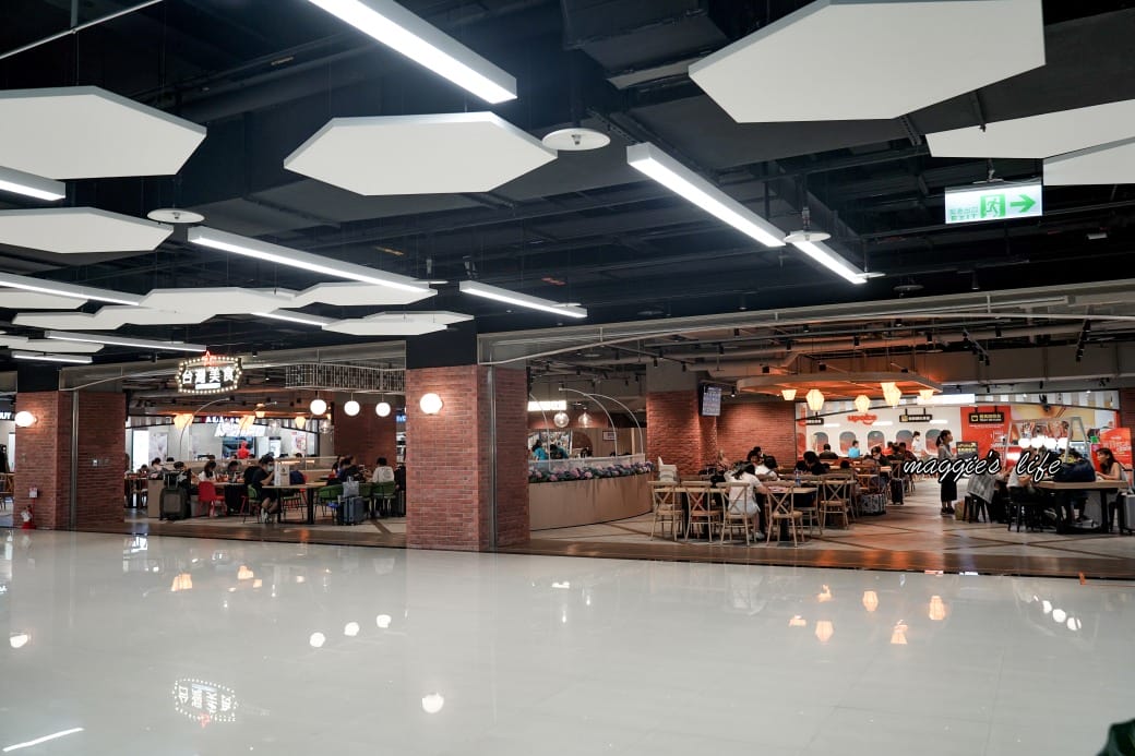 松山機場第二航廈美食商場，看飛機吃美食，還有停機坪可以打卡，不用出國也可以吃美食