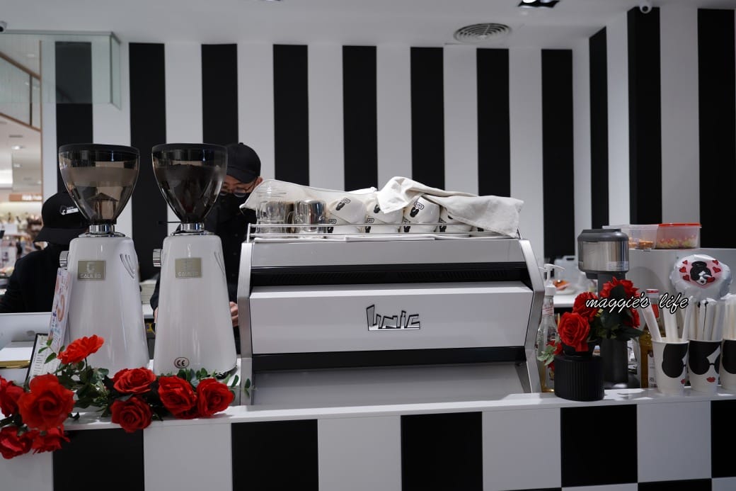 全球第一間alice + olivia café插旗新光三越A8,時尚又可愛的 Stacey Face 娃娃頭超級療癒,快約姊姊妹妹來下午茶吧 - 第5張圖 全球第一間alice + olivia café插旗新光三越A8,時尚又可愛的 Stacey Face 娃娃頭超級療癒,快約姊姊妹妹來下午茶吧