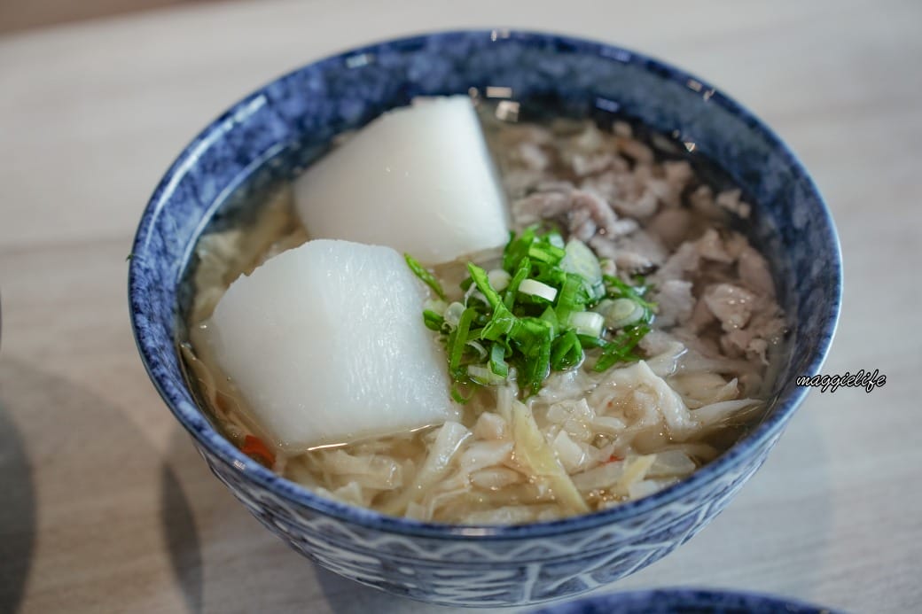 小巷子清燉牛肉麵台北四平店，松江南京美食台北牛肉麵推薦，湯頭清甜很厲害，滷味必點