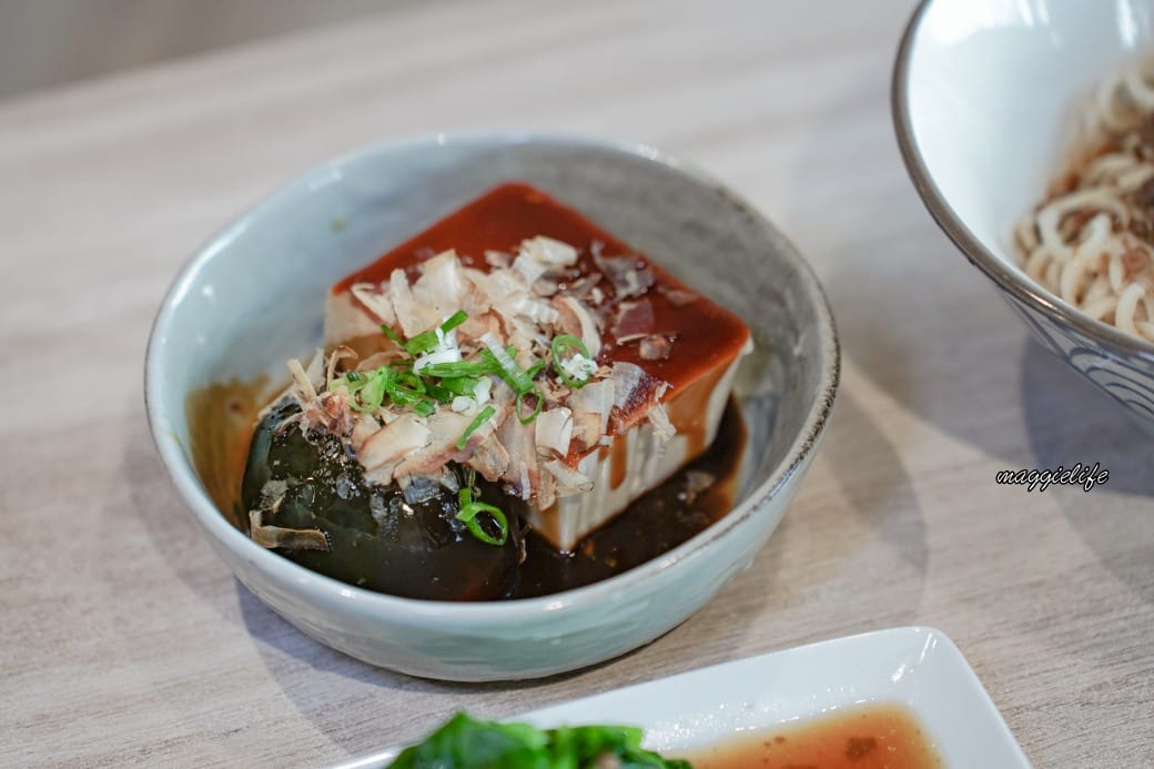 小巷子清燉牛肉麵台北四平店，松江南京美食台北牛肉麵推薦，湯頭清甜很厲害，滷味必點