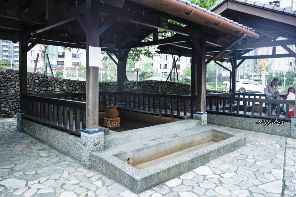 宜蘭礁溪地景廣場，免費泡湯泡腳池，有四個不同溫度的泡腳池，有停車場化妝室，免費豪華級！