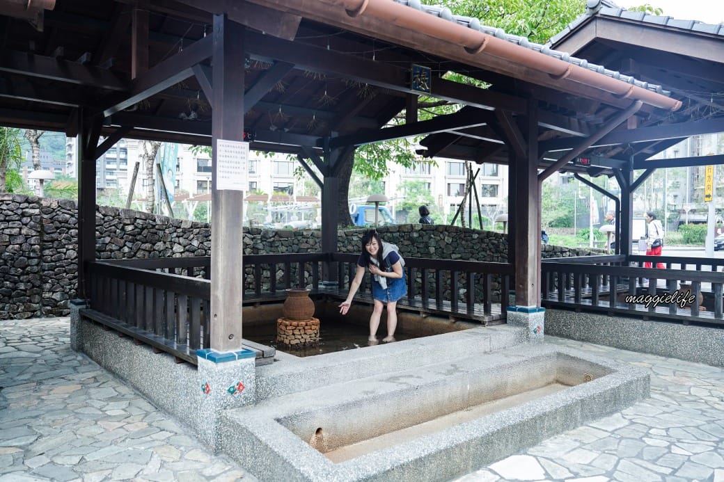 宜蘭礁溪地景廣場，免費泡湯泡腳池，有四個不同溫度的泡腳池，有停車場化妝室，免費豪華級！