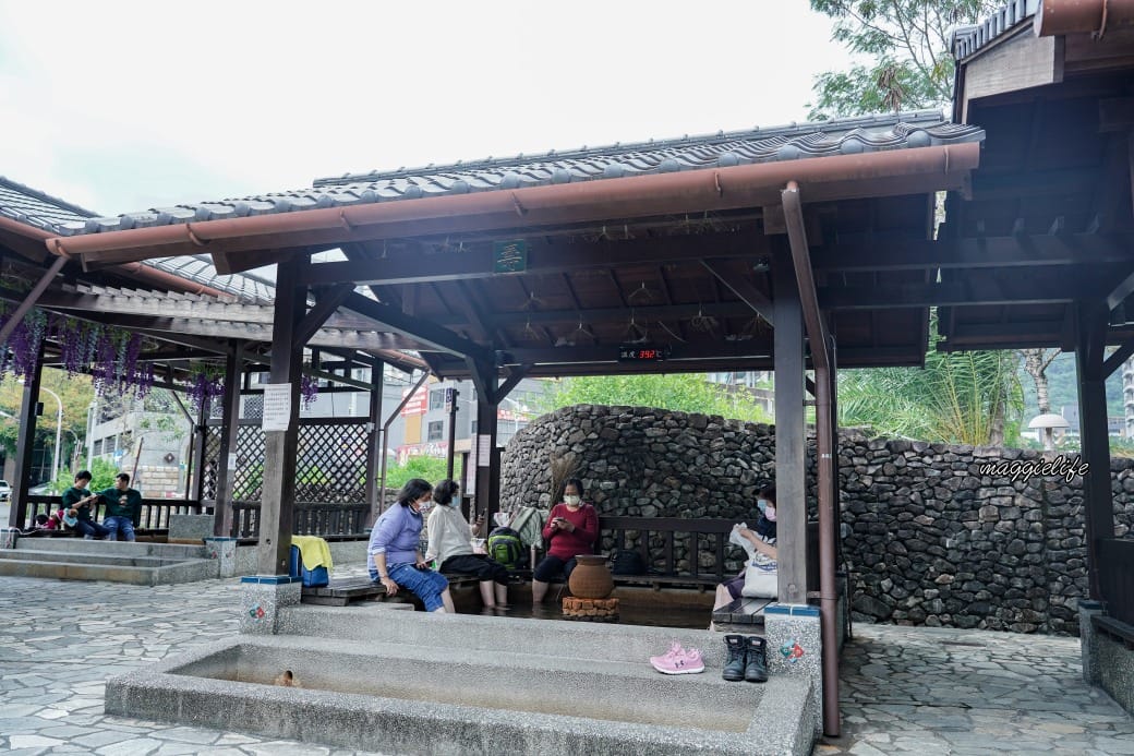 宜蘭礁溪地景廣場，免費泡湯泡腳池，有四個不同溫度的泡腳池，有停車場化妝室，免費豪華級！