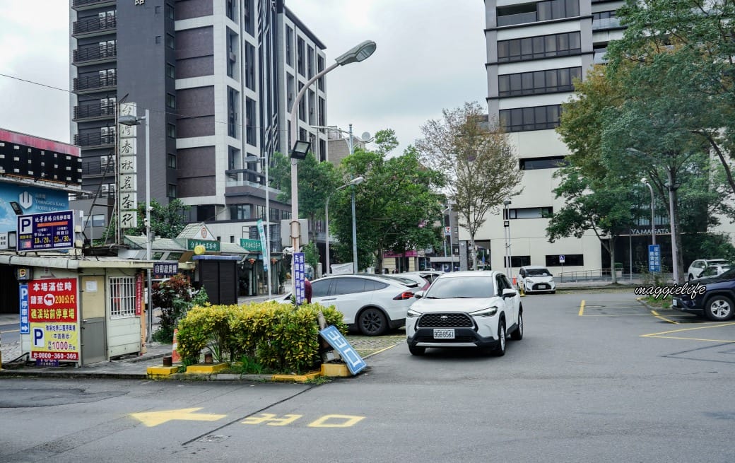 宜蘭礁溪地景廣場，免費泡湯泡腳池，有四個不同溫度的泡腳池，有停車場化妝室，免費豪華級！