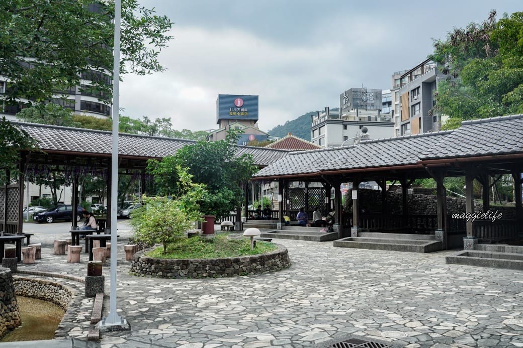 宜蘭礁溪地景廣場，免費泡湯泡腳池，有四個不同溫度的泡腳池，有停車場化妝室，免費豪華級！