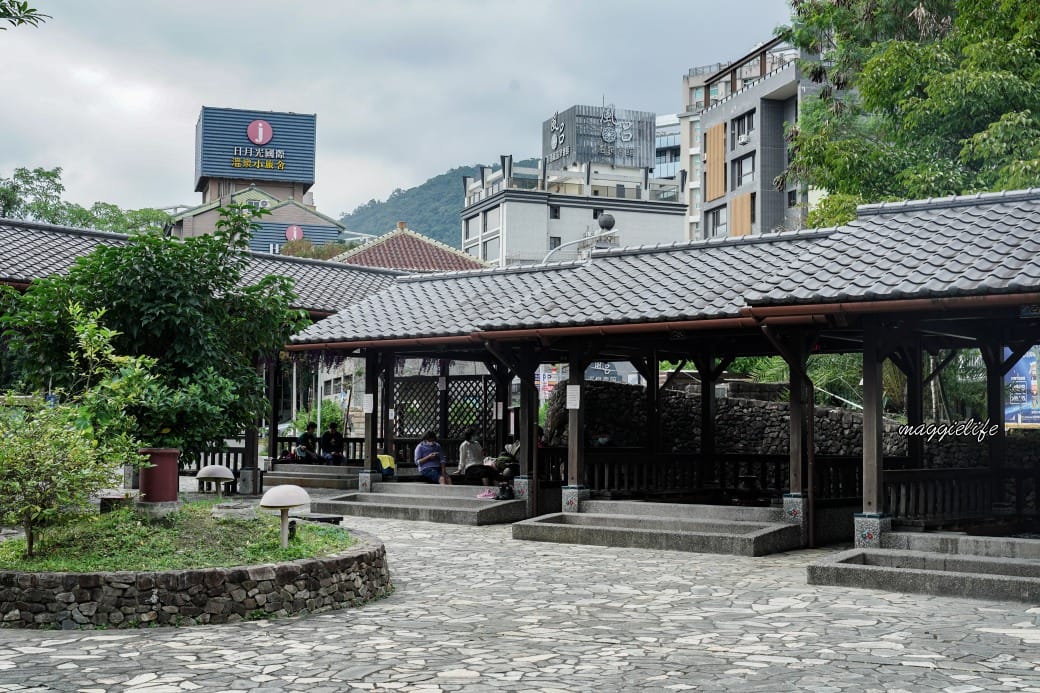 宜蘭礁溪地景廣場，免費泡湯泡腳池，有四個不同溫度的泡腳池，有停車場化妝室，免費豪華級！