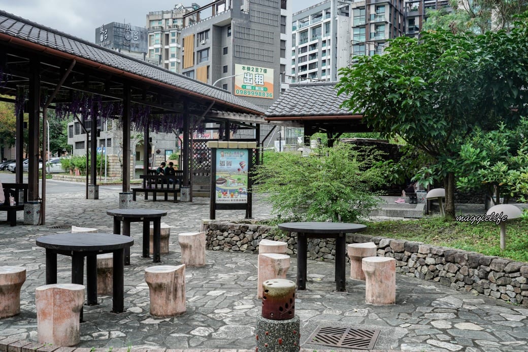 宜蘭礁溪地景廣場，免費泡湯泡腳池，有四個不同溫度的泡腳池，有停車場化妝室，免費豪華級！