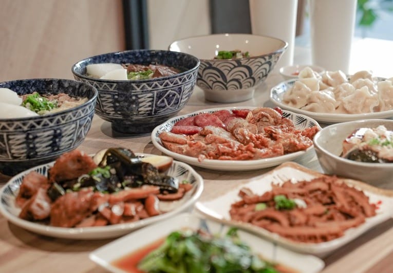 小巷子清燉牛肉麵台北四平店，松江南京美食台北牛肉麵推薦，湯頭清甜很厲害，滷味必點