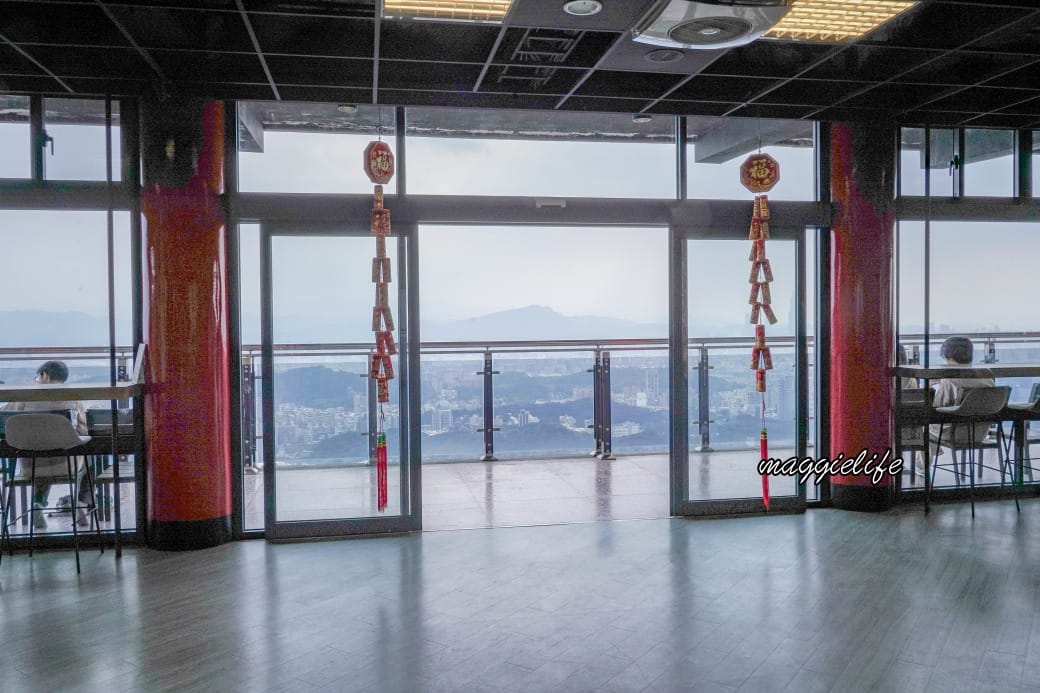 內湖碧山巖藝文休閒中心 ，秘境景觀咖啡不限時，擁百萬無敵景觀，情侶約會看夜景推薦，台北101看飛機看夕陽