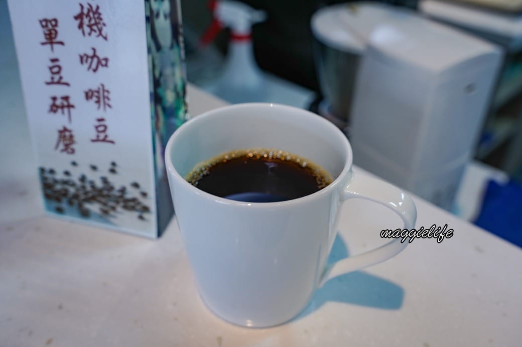 內湖碧山巖藝文休閒中心 ，秘境景觀咖啡不限時，擁百萬無敵景觀，情侶約會看夜景推薦，台北101看飛機看夕陽