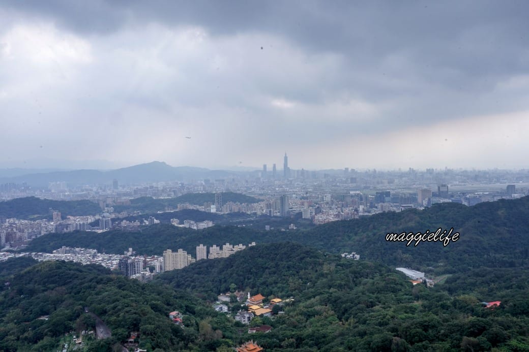 內湖碧山巖藝文休閒中心 ，秘境景觀咖啡不限時，擁百萬無敵景觀，情侶約會看夜景推薦，台北101看飛機看夕陽