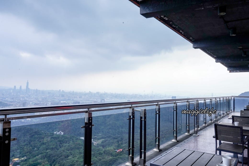 內湖碧山巖藝文休閒中心 ，秘境景觀咖啡不限時，擁百萬無敵景觀，情侶約會看夜景推薦，台北101看飛機看夕陽