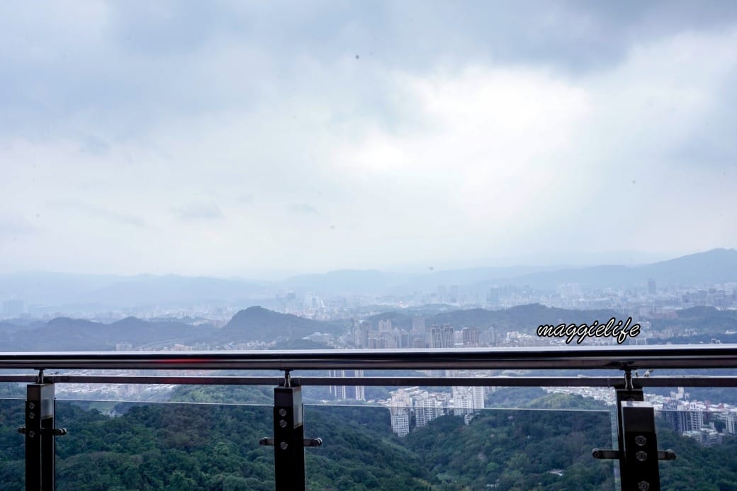 內湖碧山巖藝文休閒中心 ，秘境景觀咖啡不限時，擁百萬無敵景觀，情侶約會看夜景推薦，台北101看飛機看夕陽