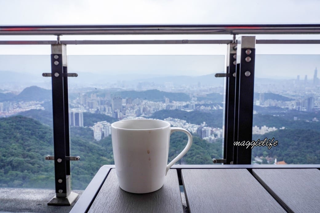 內湖碧山巖藝文休閒中心 ，秘境景觀咖啡不限時，擁百萬無敵景觀，情侶約會看夜景推薦，台北101看飛機看夕陽