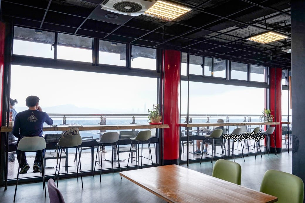 內湖碧山巖藝文休閒中心 ，秘境景觀咖啡不限時，擁百萬無敵景觀，情侶約會看夜景推薦，台北101看飛機看夕陽