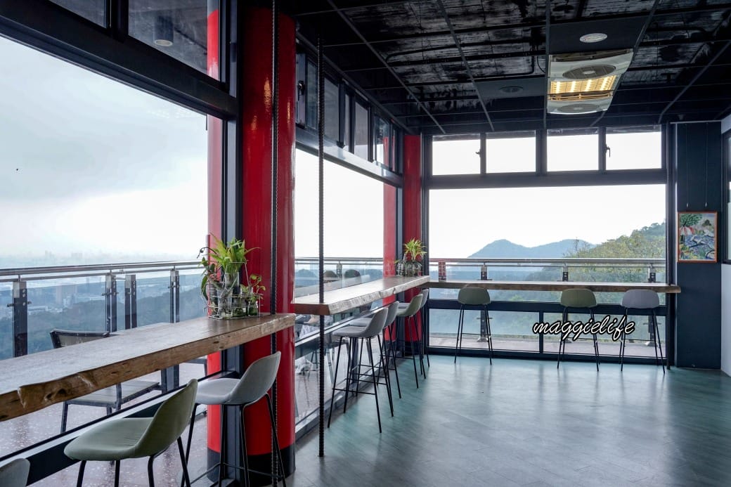 內湖碧山巖藝文休閒中心 ，秘境景觀咖啡不限時，擁百萬無敵景觀，情侶約會看夜景推薦，台北101看飛機看夕陽