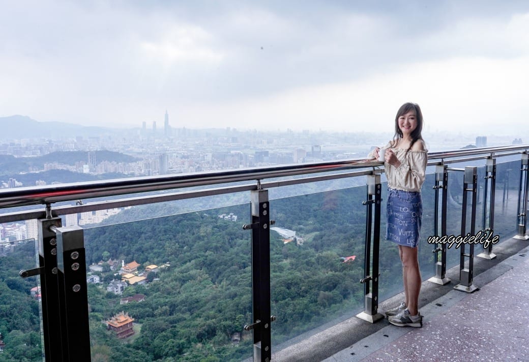 內湖碧山巖藝文休閒中心 ，秘境景觀咖啡不限時，擁百萬無敵景觀，情侶約會看夜景推薦，台北101看飛機看夕陽