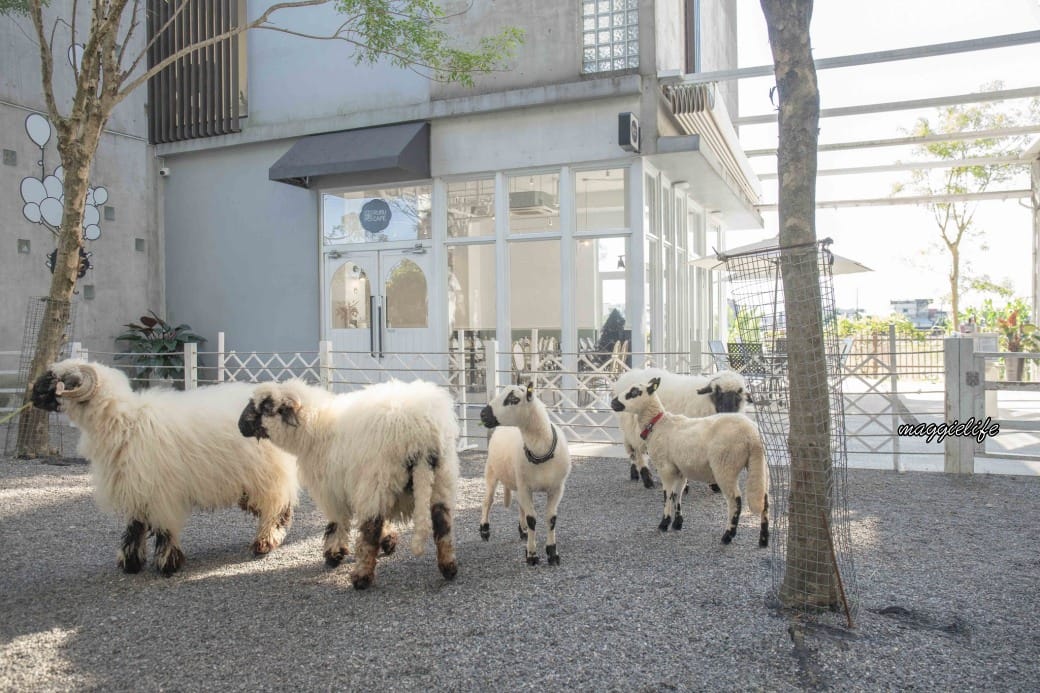 宜蘭景點｜黑RURU CAFE，跟超萌笑笑羊一起喝咖啡，還可以餵笑笑羊，超可愛的，菜單