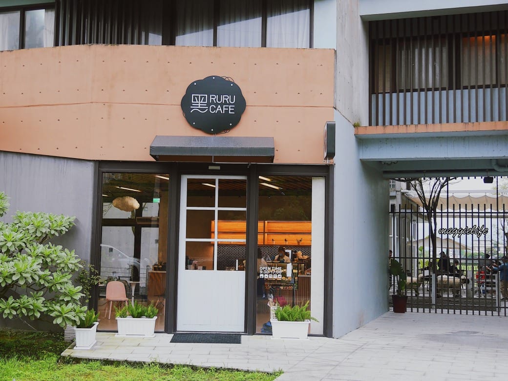 宜蘭景點｜黑RURU CAFE，跟超萌笑笑羊一起喝咖啡，還可以餵笑笑羊，超可愛的，菜單