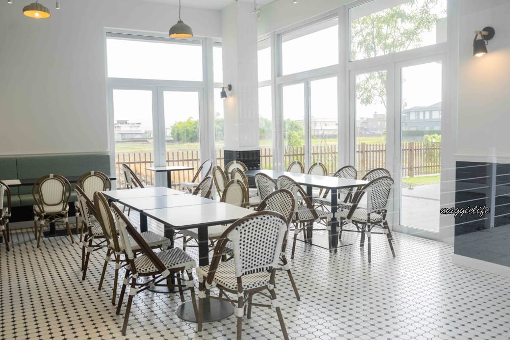 宜蘭景點｜黑RURU CAFE，跟超萌笑笑羊一起喝咖啡，還可以餵笑笑羊，超可愛的，菜單