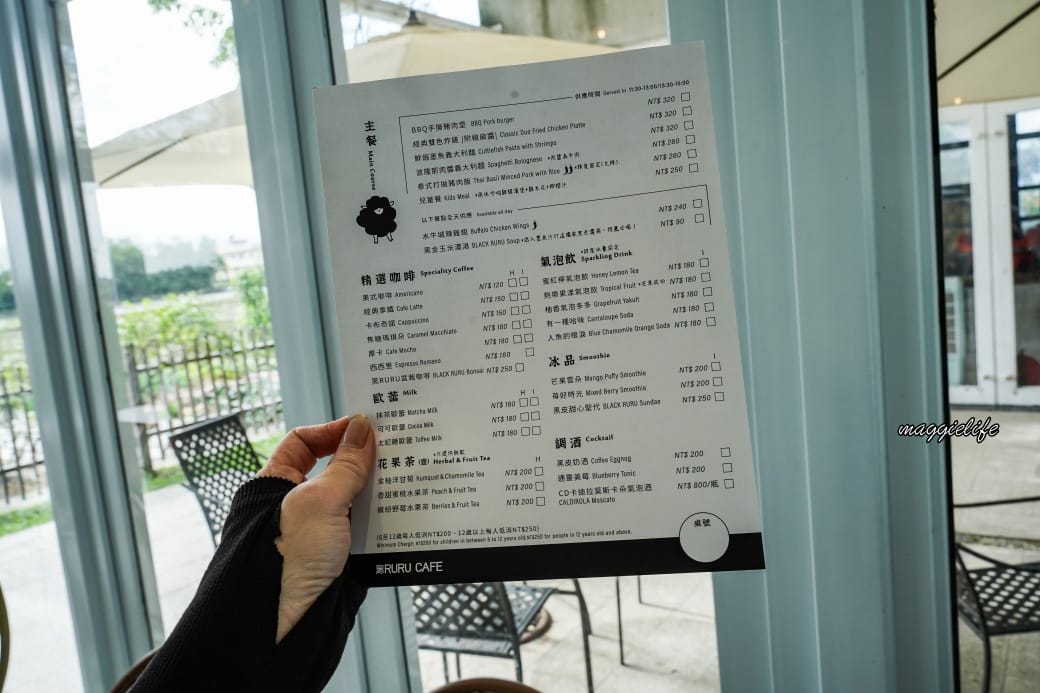 宜蘭景點｜黑RURU CAFE，跟超萌笑笑羊一起喝咖啡，還可以餵笑笑羊，超可愛的，菜單