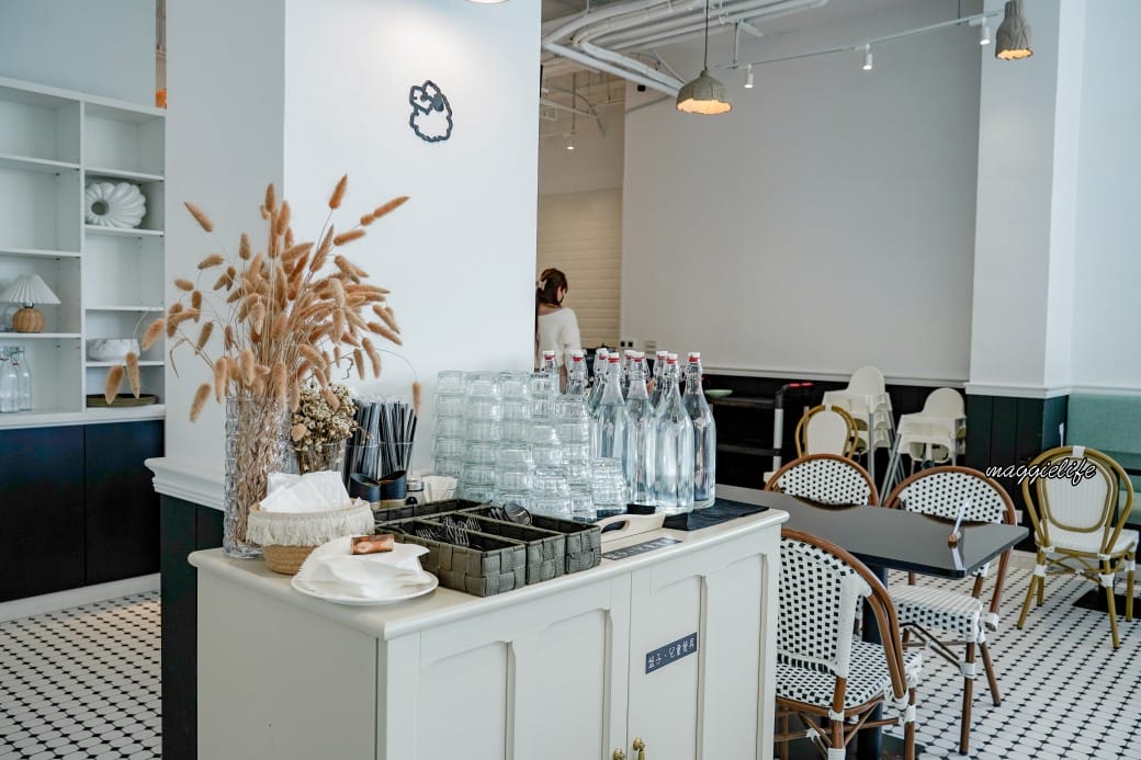 宜蘭景點｜黑RURU CAFE，跟超萌笑笑羊一起喝咖啡，還可以餵笑笑羊，超可愛的，菜單