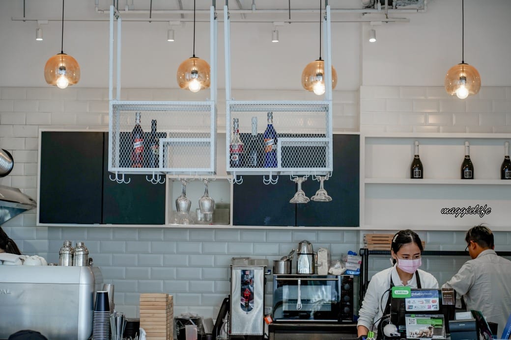 宜蘭景點｜黑RURU CAFE，跟超萌笑笑羊一起喝咖啡，還可以餵笑笑羊，超可愛的，菜單