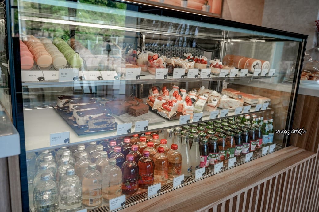 宜蘭景點｜黑RURU CAFE，跟超萌笑笑羊一起喝咖啡，還可以餵笑笑羊，超可愛的，菜單