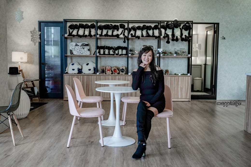 宜蘭景點｜黑RURU CAFE，跟超萌笑笑羊一起喝咖啡，還可以餵笑笑羊，超可愛的，菜單