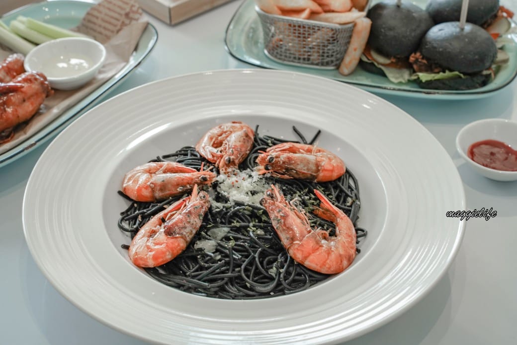 宜蘭景點｜黑RURU CAFE，跟超萌笑笑羊一起喝咖啡，還可以餵笑笑羊，超可愛的，菜單