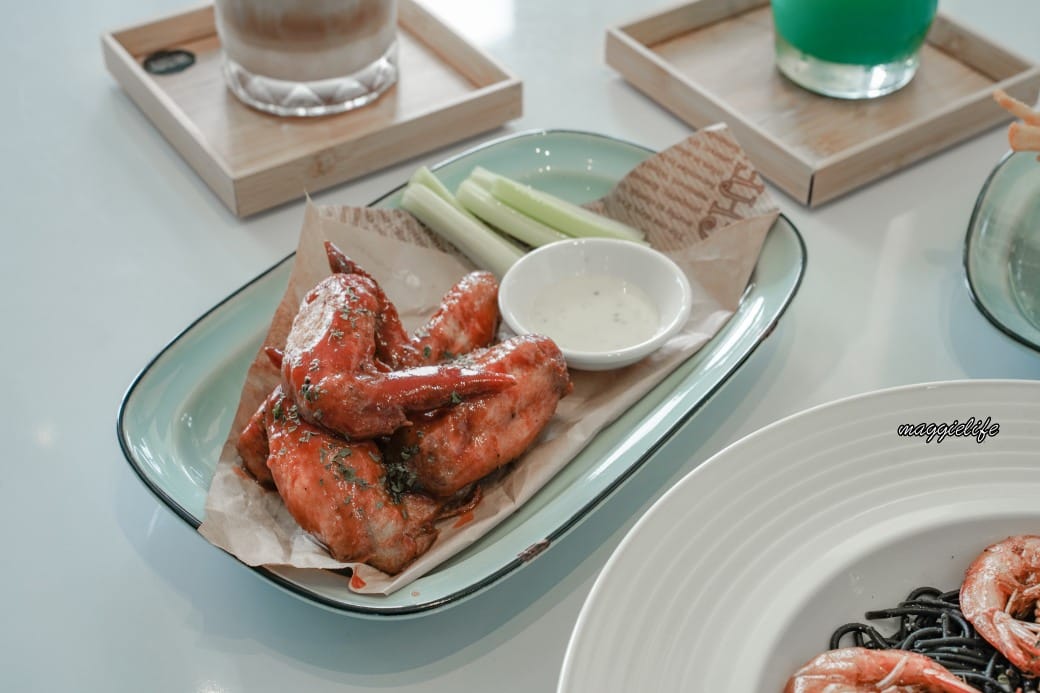 宜蘭景點｜黑RURU CAFE，跟超萌笑笑羊一起喝咖啡，還可以餵笑笑羊，超可愛的，菜單